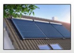 Des panneaux solaires aménagés sur le toit d’une maison 
