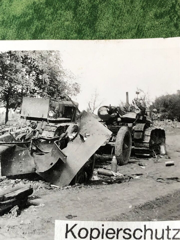 Altes Foto-Zerstörte Geschütze-Kettenfahrzeug-Schlepper-Zerstörung-WW2..