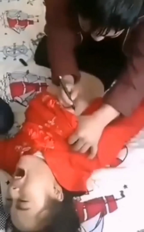 1这是哪里口音啊？低俗婚礼闹婚 新娘被按在床上 奶子被疯狂揉搓写字 这种陋习竟还在延续！ (3)