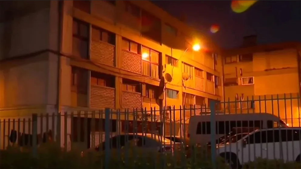 Van a reparar una gotera y encuentran el cuerpo de una persona momificada sobre su cama