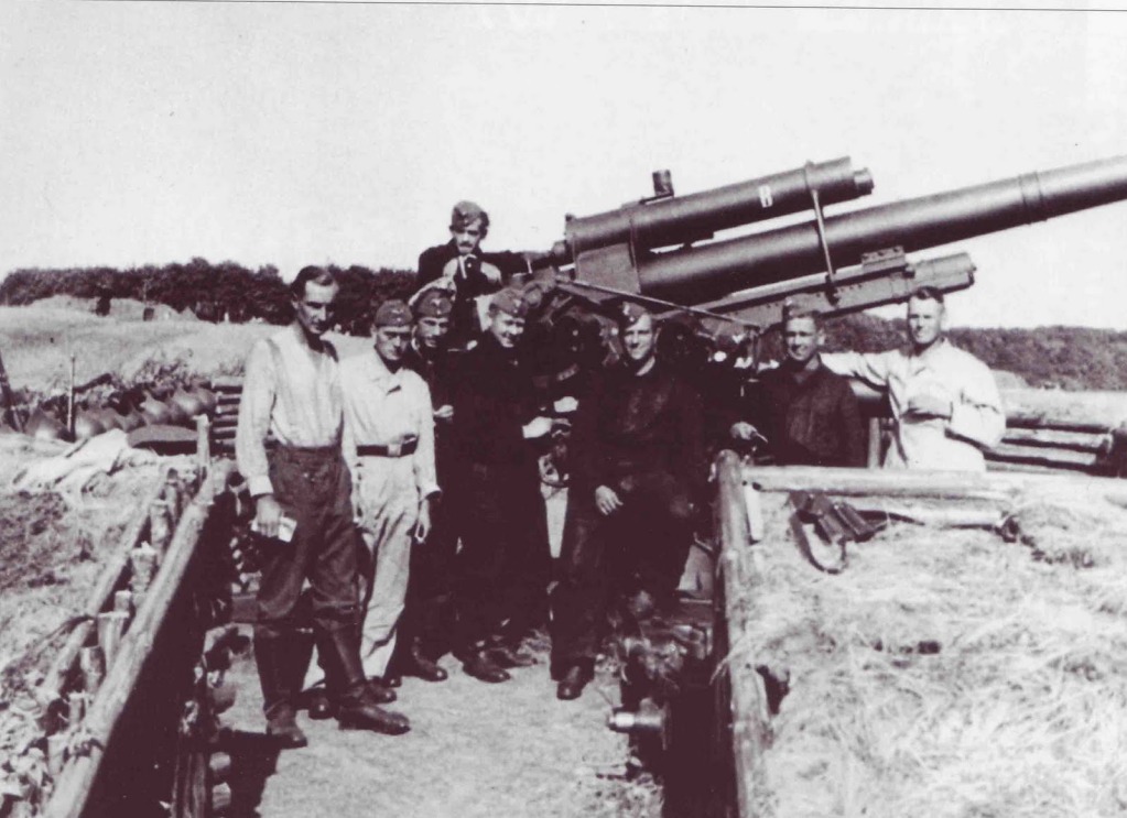 Los servidores de un Flak 88 posando ante el mismo Los servidores de un Flak 88 posando ante el mismo
