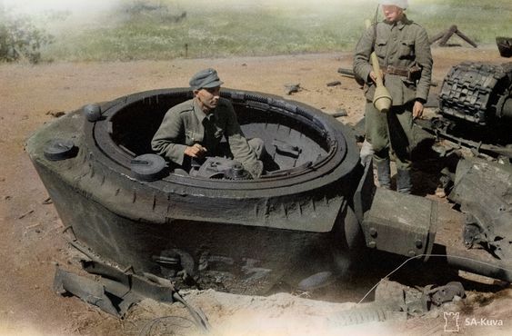Photos colorisees  - Page 37 Finnish-troops-inspecting-the-remnants-of-a-destroyed-Red-Army-T-34-tank-in-Ihantala-June-July-1944