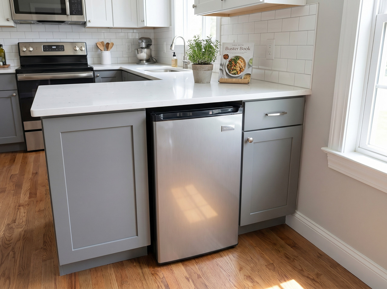 Nevera Ejecutiva Frigidaire FRD090G3HWG de Una Puerta Blanca