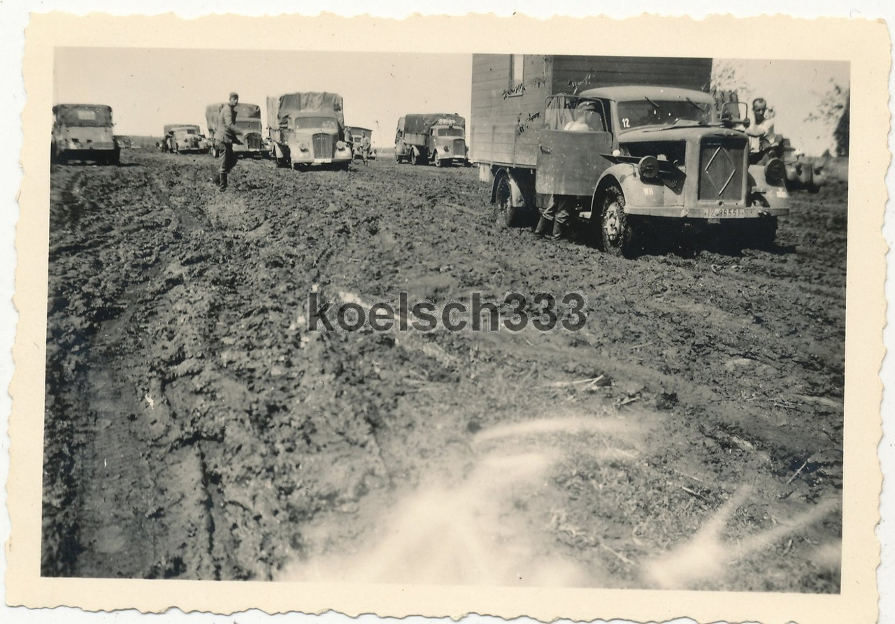 Foto Borgward und OPEL Blitz LKW der Wehrmacht auf schlammiger Rollbahn im Osten
