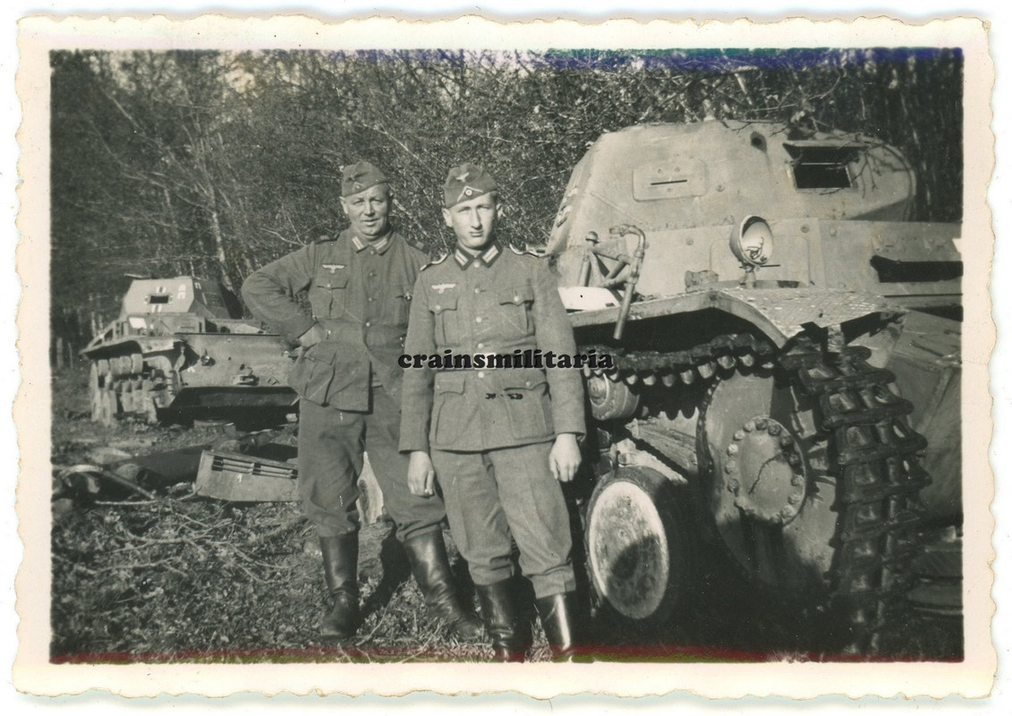 Orig. Foto Soldaten mit zerstörte Panzer II Tank in Polen 1939