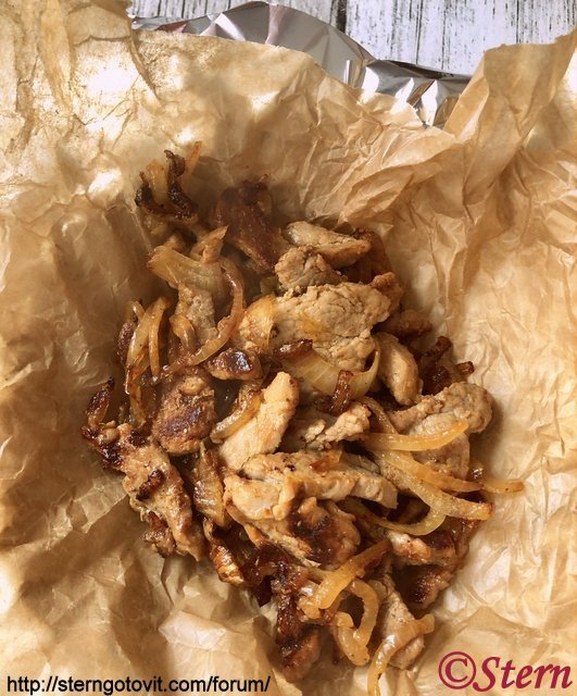 Свиная вырезка с луком