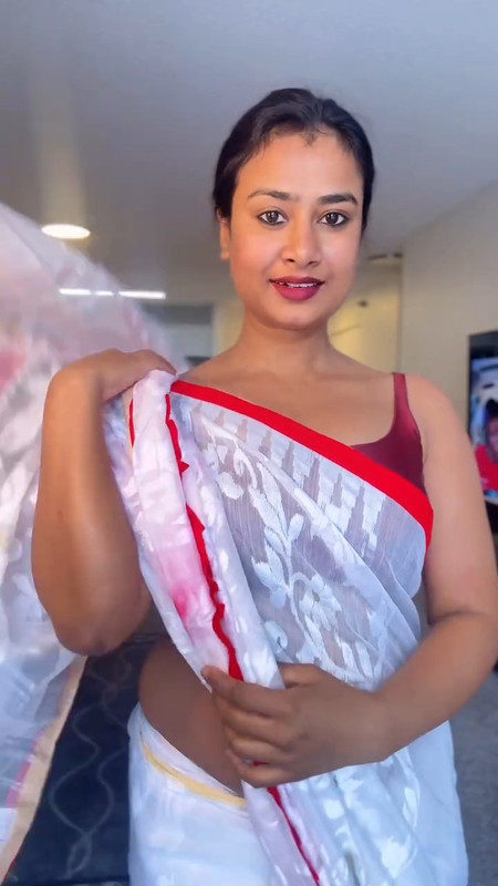 hot sexy girl deep round navel in maroon blouse and white saree mp4 snapshot 00 05 533
