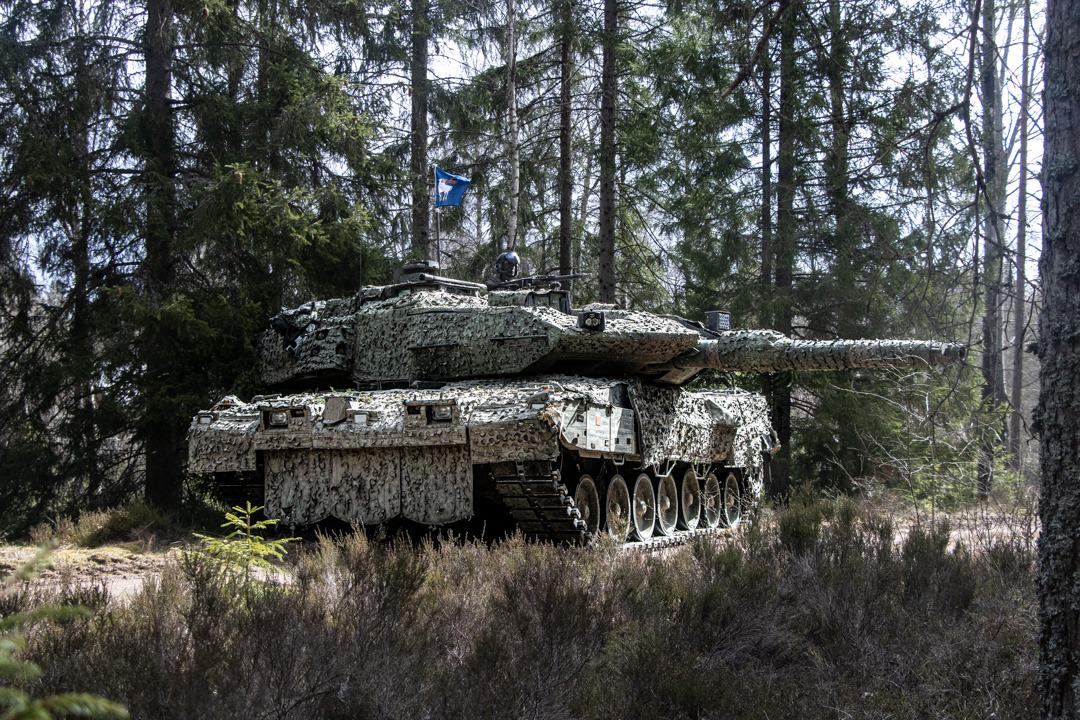 2jlk8ca87sad1-Stridsvagn-122-from-the-Gotland-Regiment-with-Barracuda.jpg