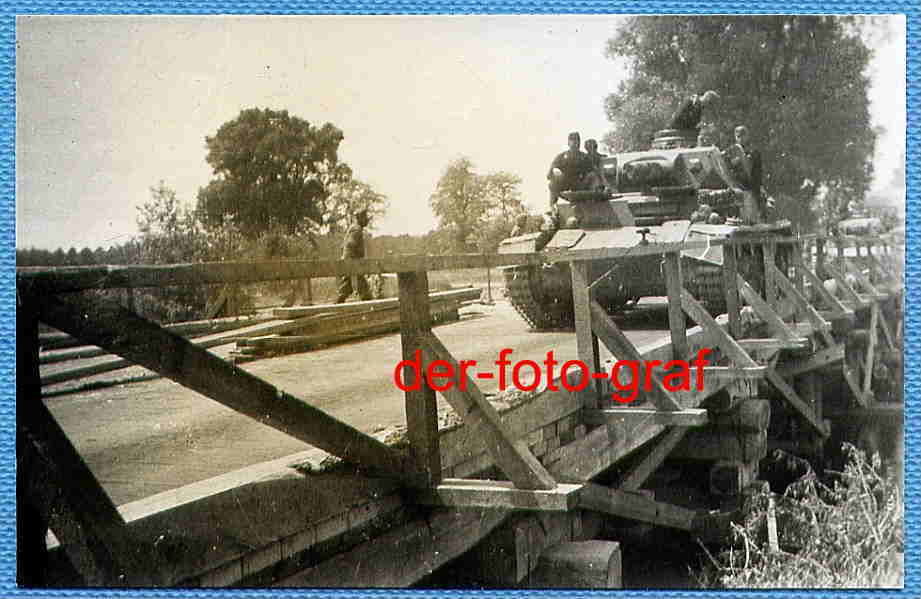 Frankreich, deutsche Panzer rücken über eine Beh