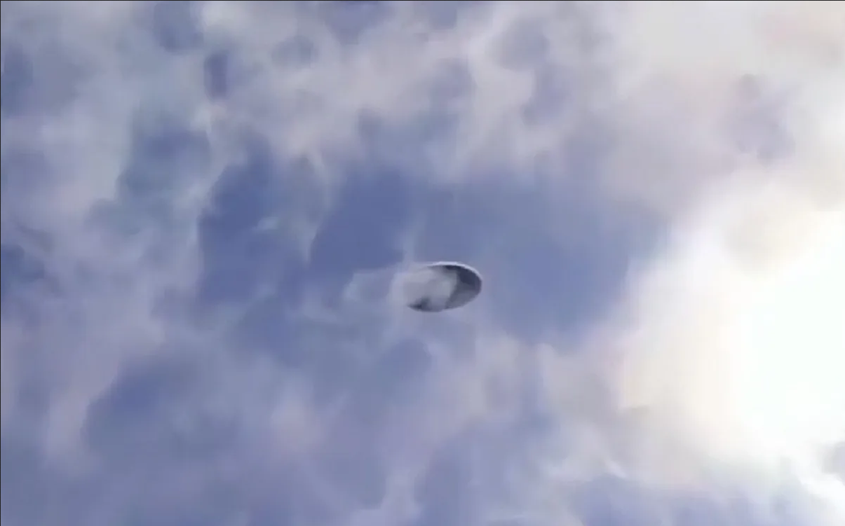 OVNI gigante es captado mientras se esconde entre las nubes