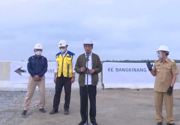 Momen Presiden Jokowi memberikan sambutan saat meninjau ruas tol Dumai-Pekanbaru.
