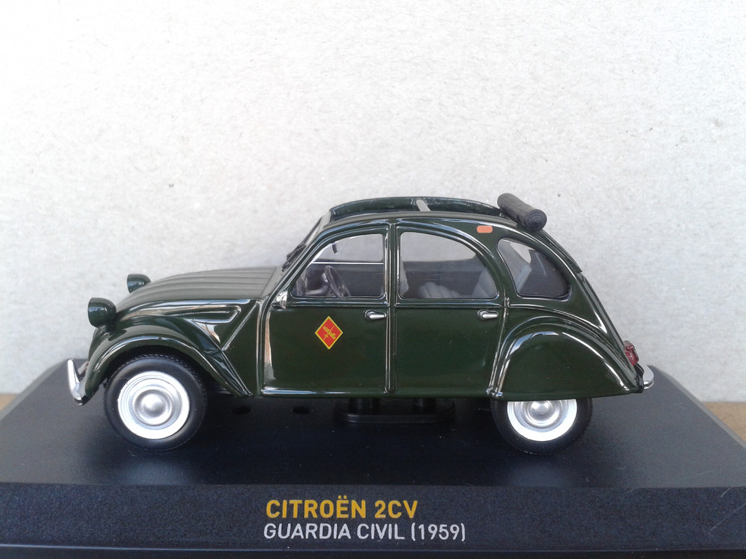 1970 Citroën 2CV 6 “Guardia Civil” (Ixo - nº 13 Nuestros Coches de Policía) (8)