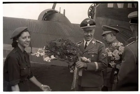 Heinrich Himmler es recibido en el aeropuerto del Prat por una joven falangista, 1940 Heinrich Himmler es recibido en el aeropuerto del Prat por una joven falangista, 1940