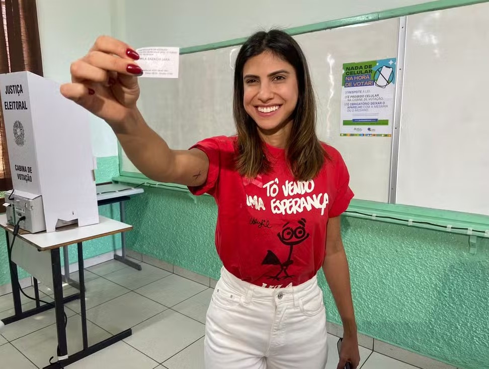 Candidata Camila Jara (PT) vota às 9h13, na Escola Estadual São Francisco — Foto: Julisandy Ferreira/TV Morena