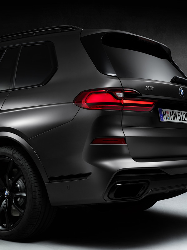 P90386161_highRes_bmw-x7-edition-dark-