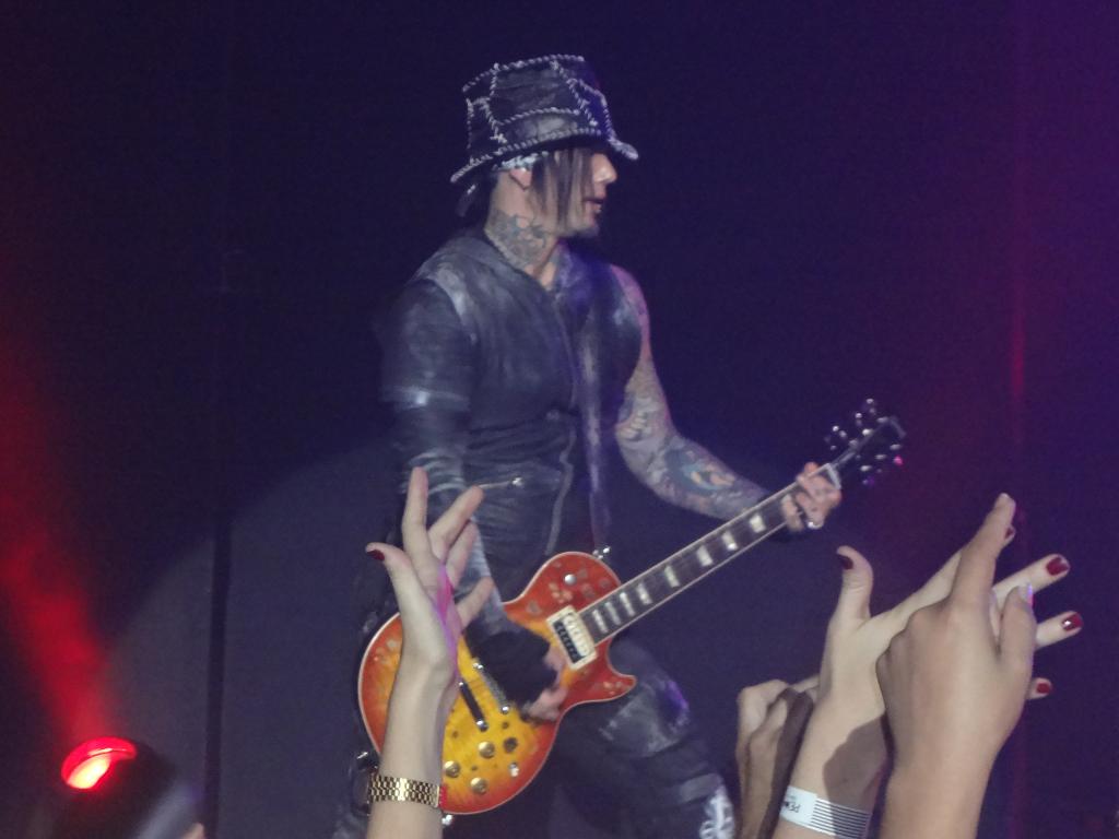 dj-ashba02.jpg