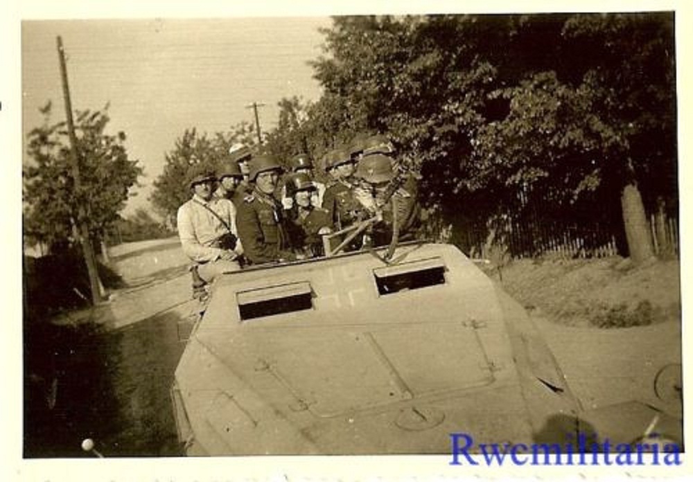 Panzergrenadiers in German SdKfz.251 Schützenpan