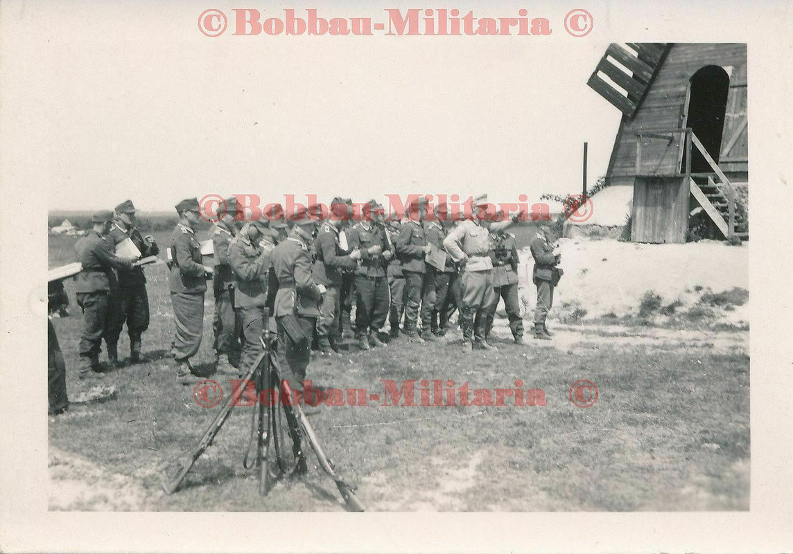 Russland Wehrmacht Soldaten vor Bockwindmühle Windmühle windmill mill Mühle2