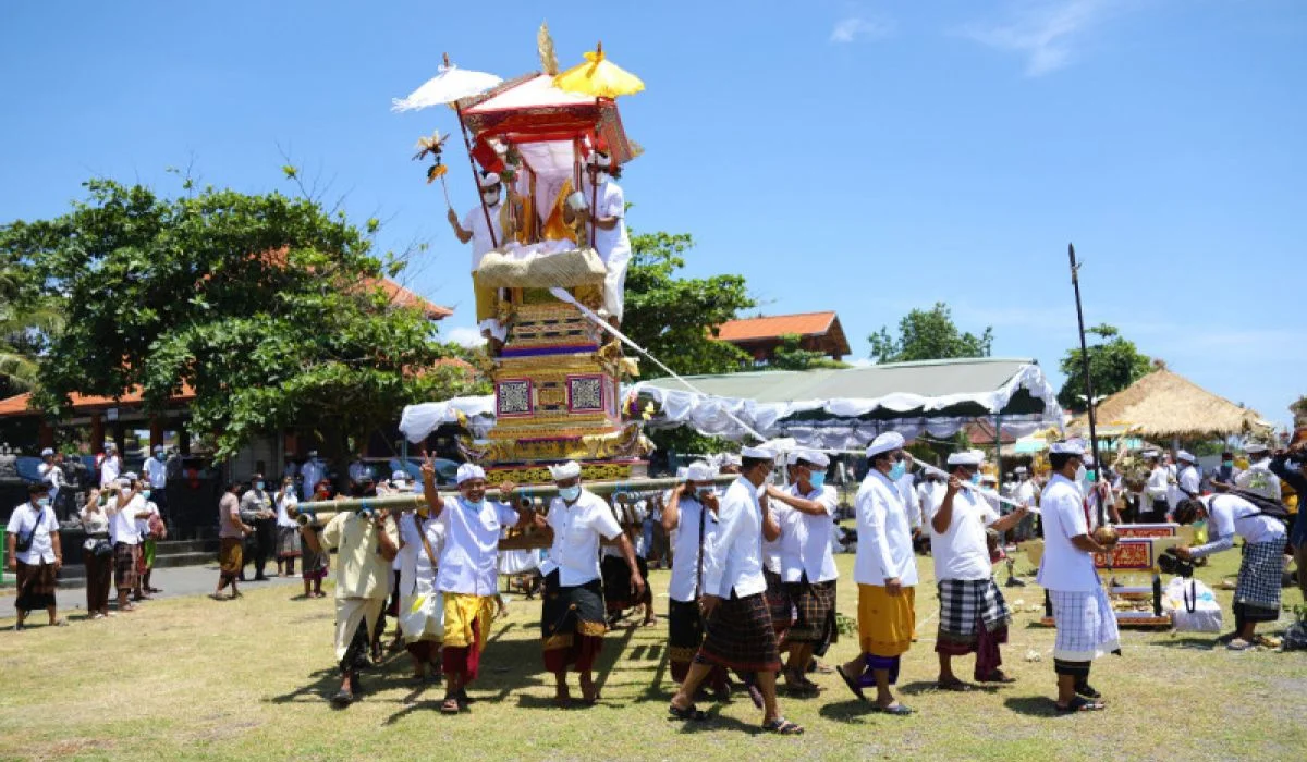 Tradisi Ngaben: Prosesi Pembakaran Jenazah yang Sakral di Bali