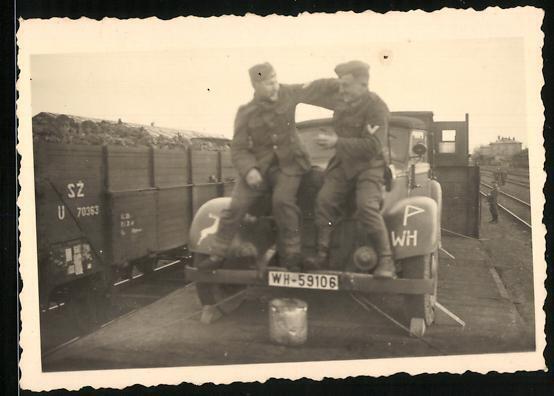 2.WK, Kübelwagen & Soldaten der Wehrmacht auf Reichsbahn-Transport