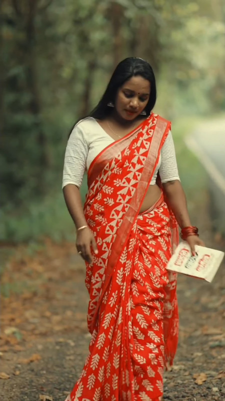 Dusky Malayali Chbby Girl Big Round Deep navel in Orange Saree.mp4_snapshot_00.05.881