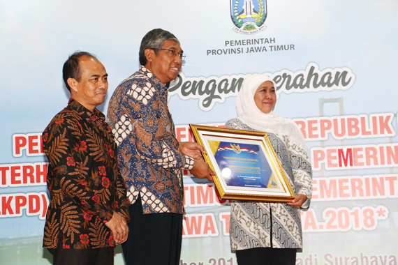 Pemprov Jatim Terima Penghargaan LKPD TA 2018 Atas Capaian Opini WTP dari Menkeu RI