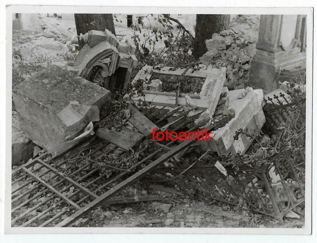 Foto 2 WK Frankreich Ort Vincelles zerstörter Friedhof und Grabsteine nach KAMPF