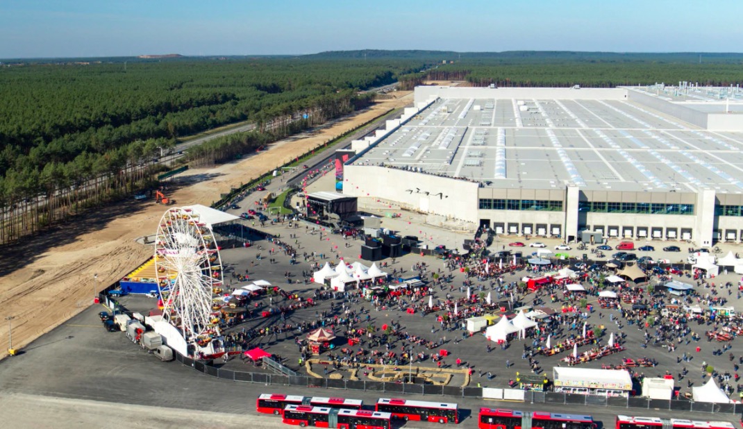 Tesla está a punto de abrir enorme planta en Berlín, Musk en camino a Alemania