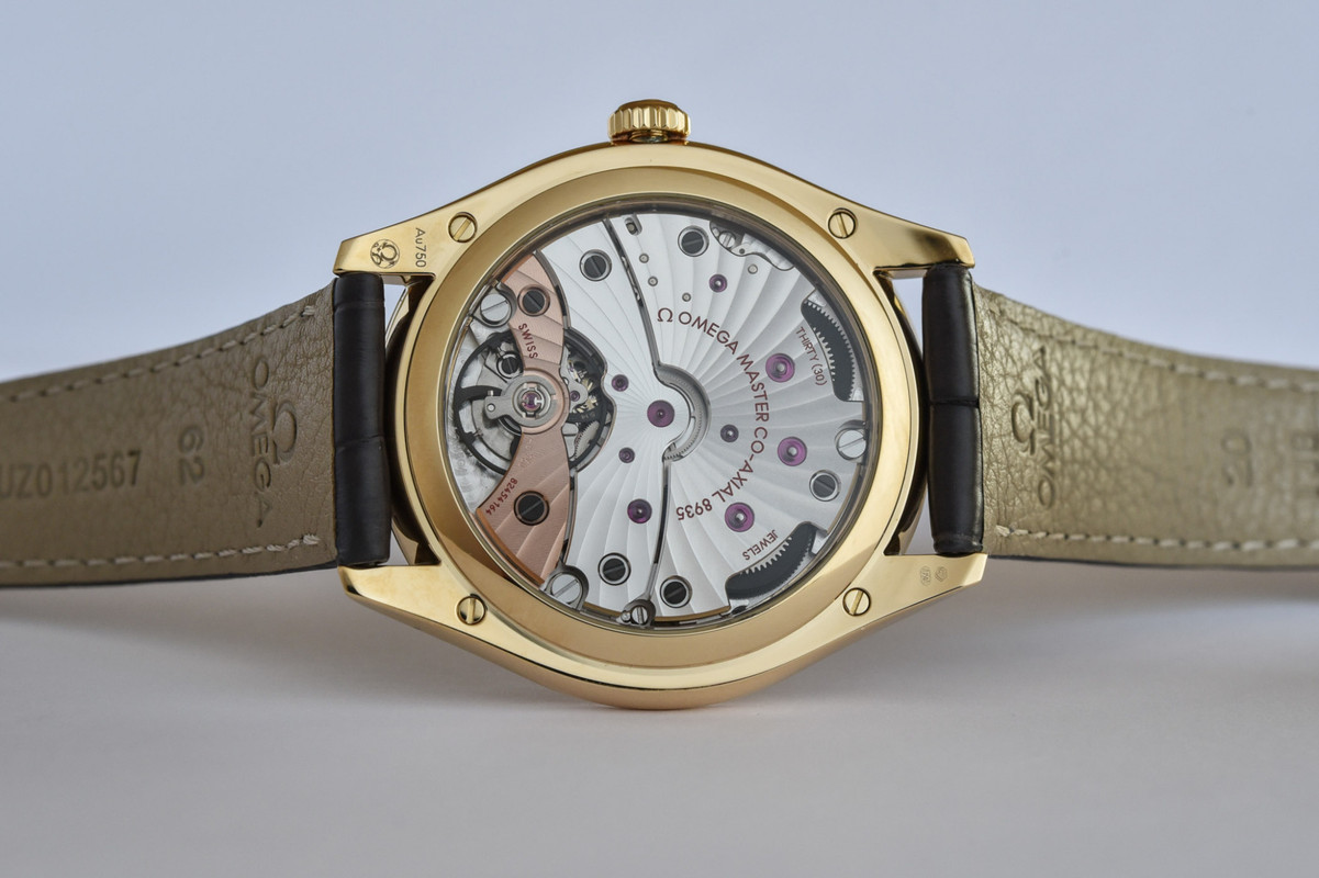 2021-Omega-De-Ville-Tresor-Power-Reserve-Yellow-Gold-435.53.40.22.02.001-hands-on-3-2048x1364