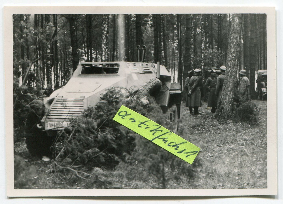 Befehls-Schützen-Panzer SPW in Waldstellung im 2