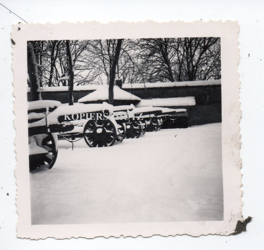 Frankreich Moulins Baracke Quartier verschneites Geschütz Kanone2