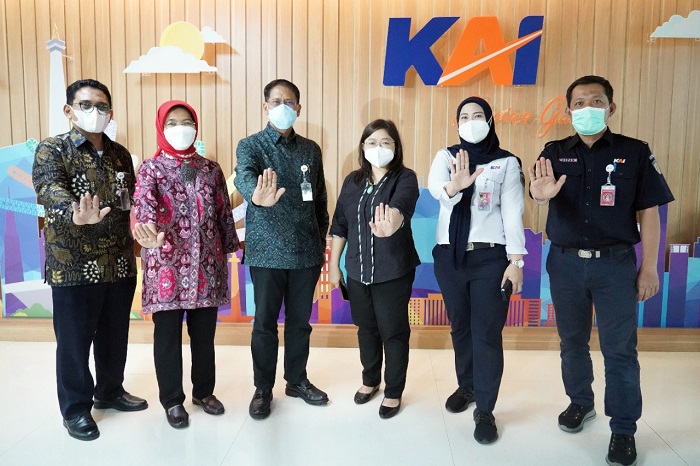 EVP Corporate Secretary KAI Asdo Artriviyanto, Komisioner Komnas Perempuan Maria Ulfah Anshor, Direktur Utama KAI Didiek Hartantyo, Ketua Komnas Perempuan Andy Yentriyani, SM Humas Daerah Operasi 1 Jakarta Eva Chairunisa, serta Deputy EVP I Daerah Operasi 1 Jakarta Bidang Teknis dan Operasional Sofan Hidayah melakukan foto bersama.