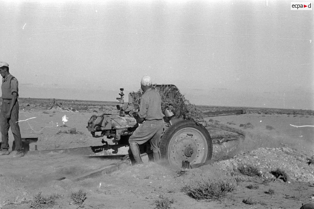 Une pièce Pak 36 (r) de 76,2 mm d'origine soviétique en action.