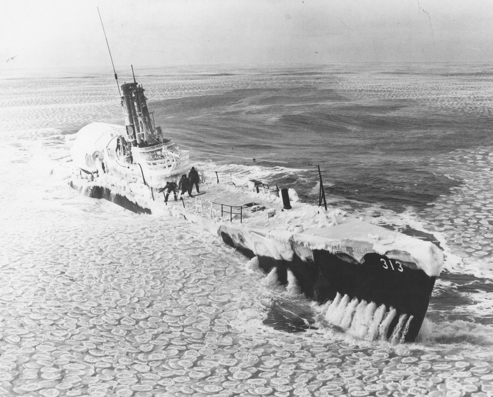 Photos navires insolites - Page 34 USS-Perch-APSS-313-dans-la-calotte-glaciaire-polaire-1952-1953