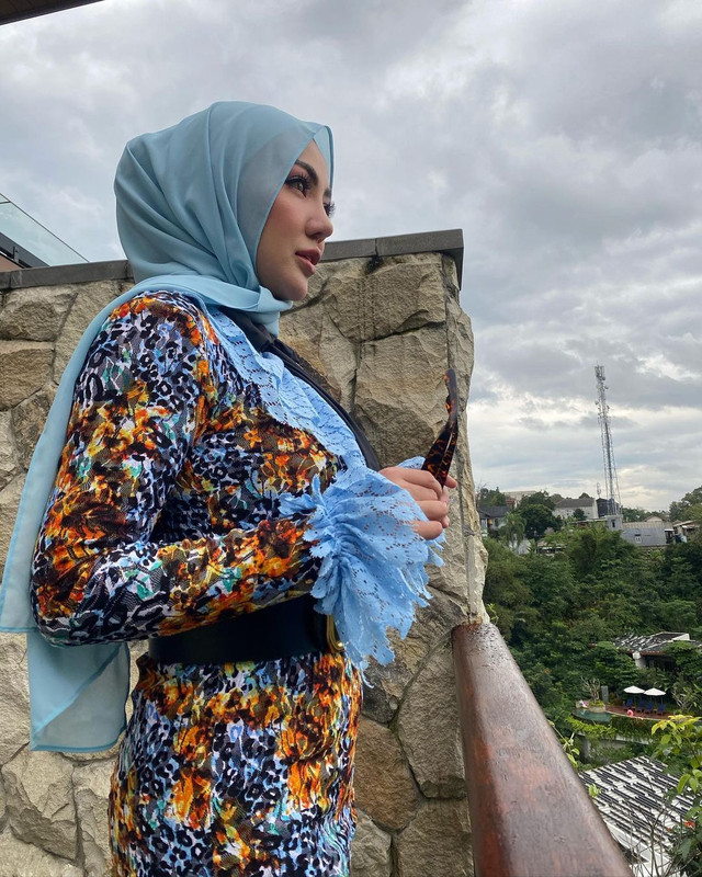 7 Gaya Bella Shofie pamer busana rancangannya, cetar maksimal