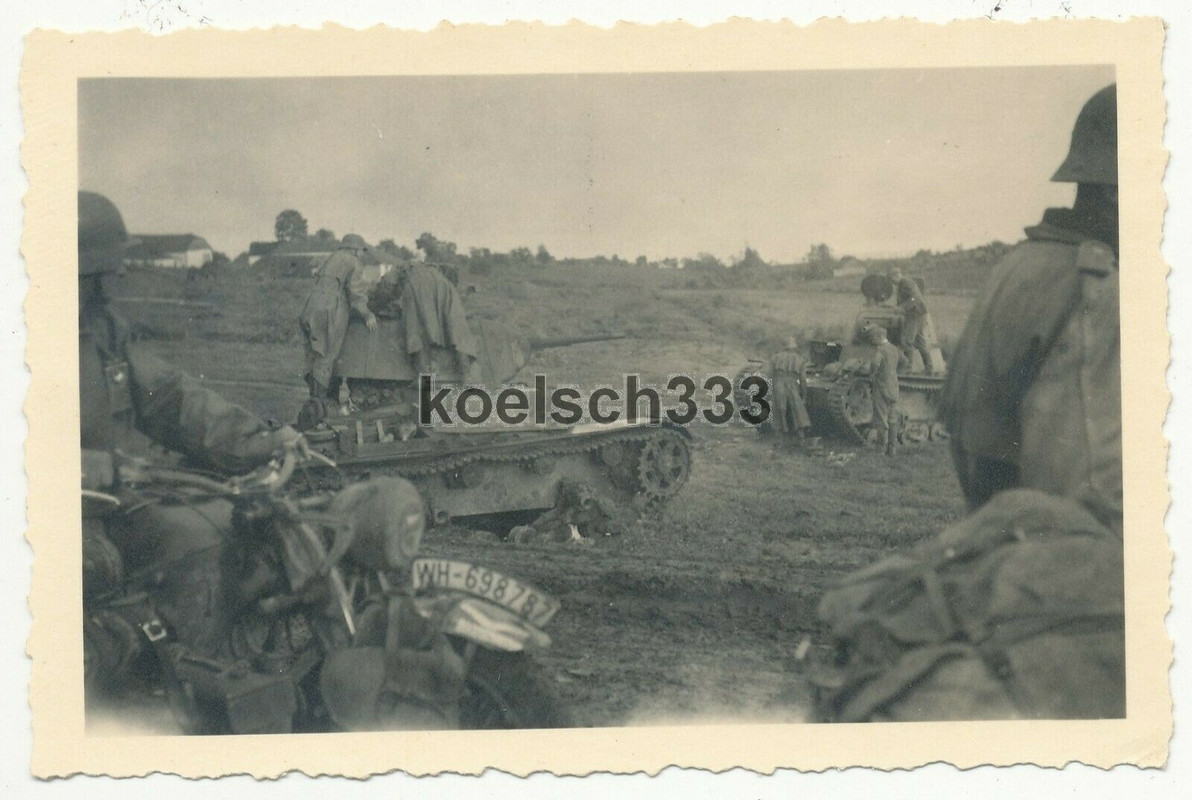 Foto Kradschützen der Wehrmacht begutachten russischen T-26 Panzer im Osten 1941