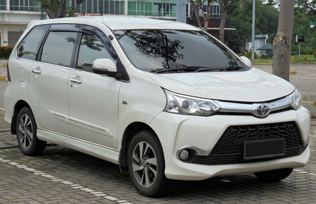 2016_Toyota_Avanza_1.5_Veloz_wagon_(F654RM;_01-12-2019),_South_Tangerang_-_front