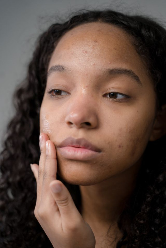 a woman identify her skin concerns before starting beginners skincare routine 