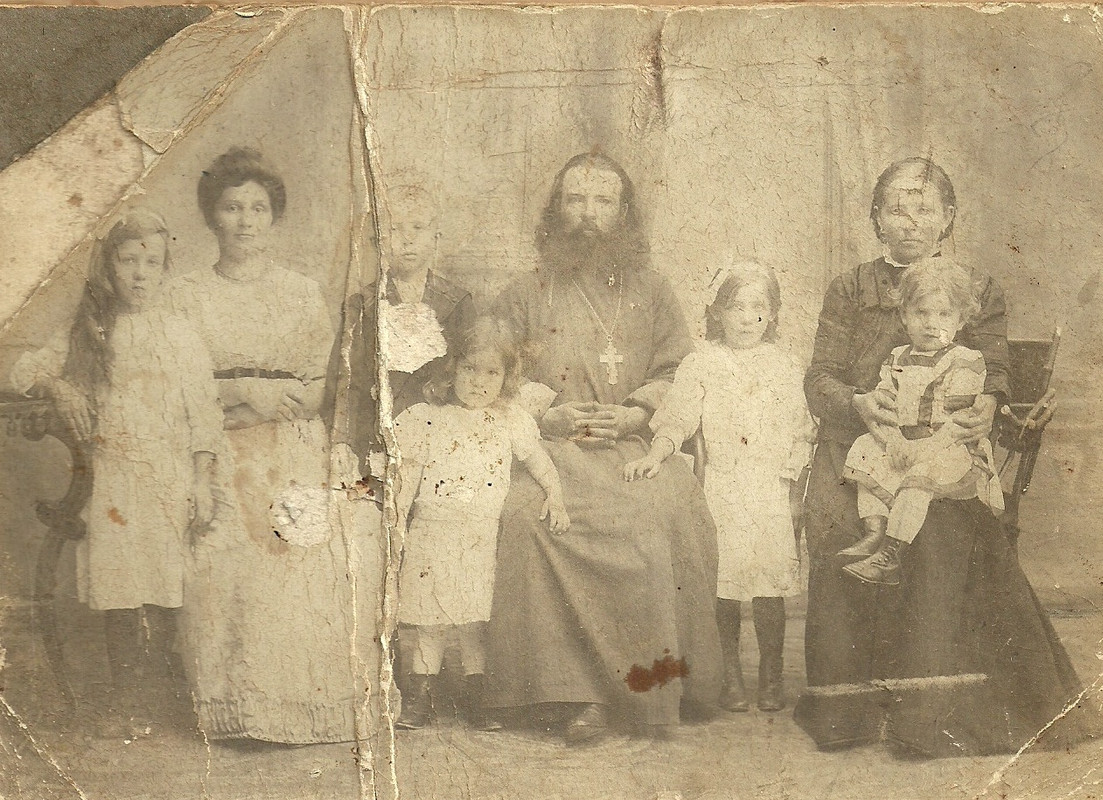 01. Фёдор Голованов с семьёй (слева- жена).