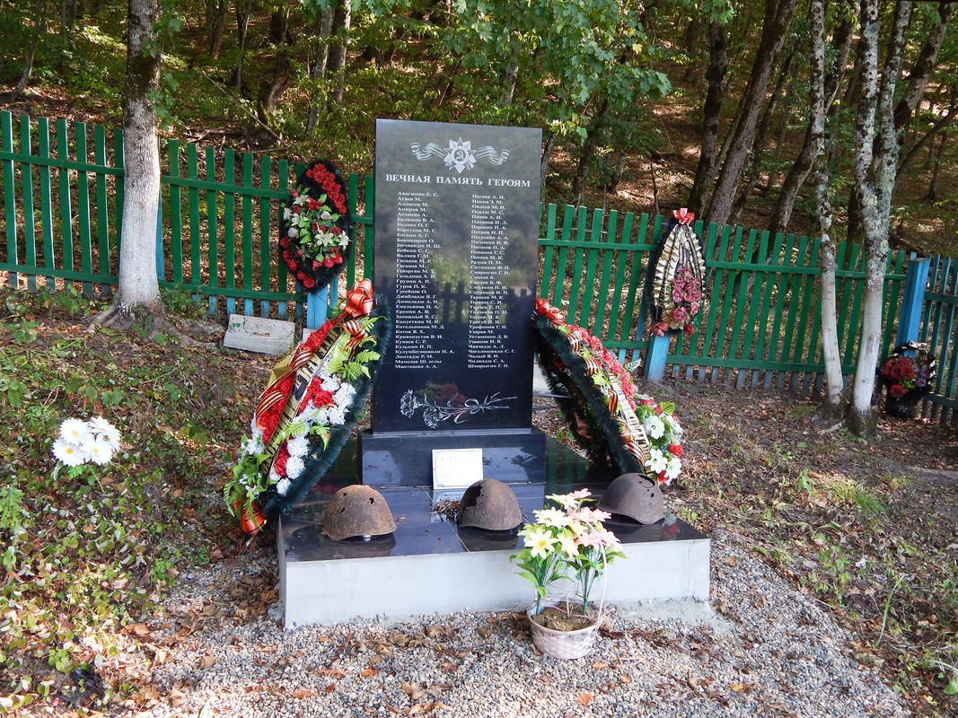 Братская_могила_в_пос._Мирный