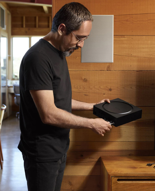 Vista trasera del Sonos Port, mostrando sus múltiples opciones de conectividad.