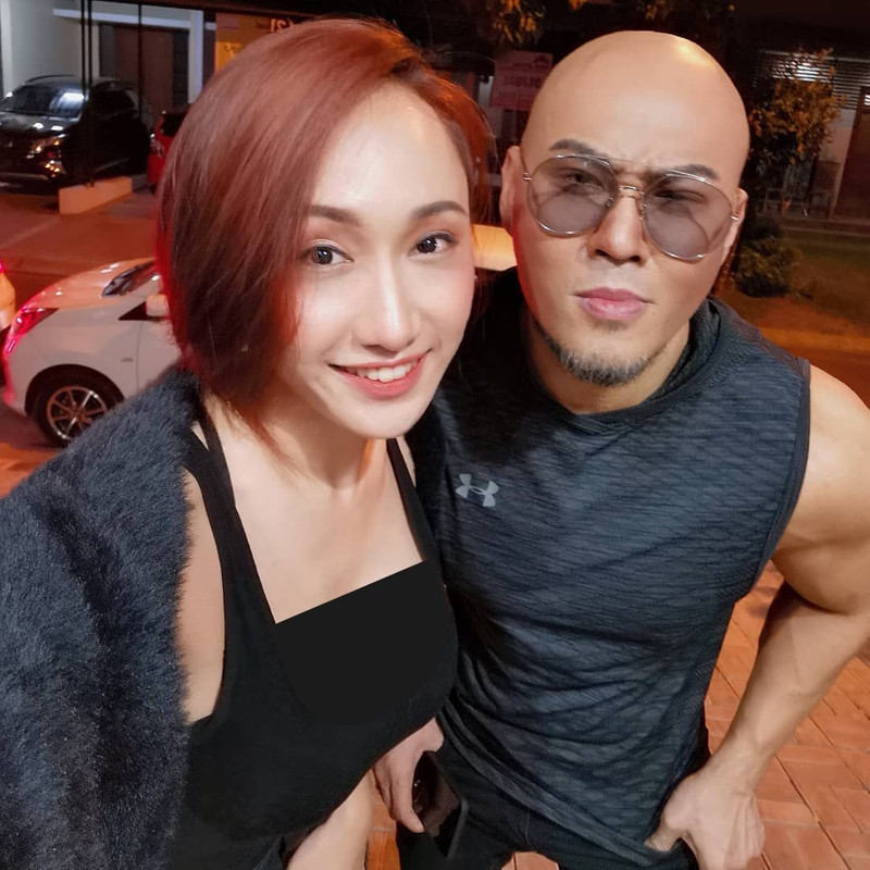 Seorang cosplayer, Lola Zieta (kiri) mengaku dirinya panseksual saat menjadi tamu di acara YouTube Deddy Corbuzier.