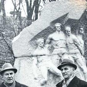 Yossif Balakin e Igor Goncharenko, los últimos supervivientes del legendario equipo, se fotografiaron en 1989, delante del monumento a las puertas del estadio, Goncharenko fue el último en fallecer, en 1997 Yossif Balakin e Igor Goncharenko, los últimos supervivientes del legendario equipo, se fotografiaron en 1989, delante del monumento a las puertas del estadio, Goncharenko fue el último en fallecer, en 1997