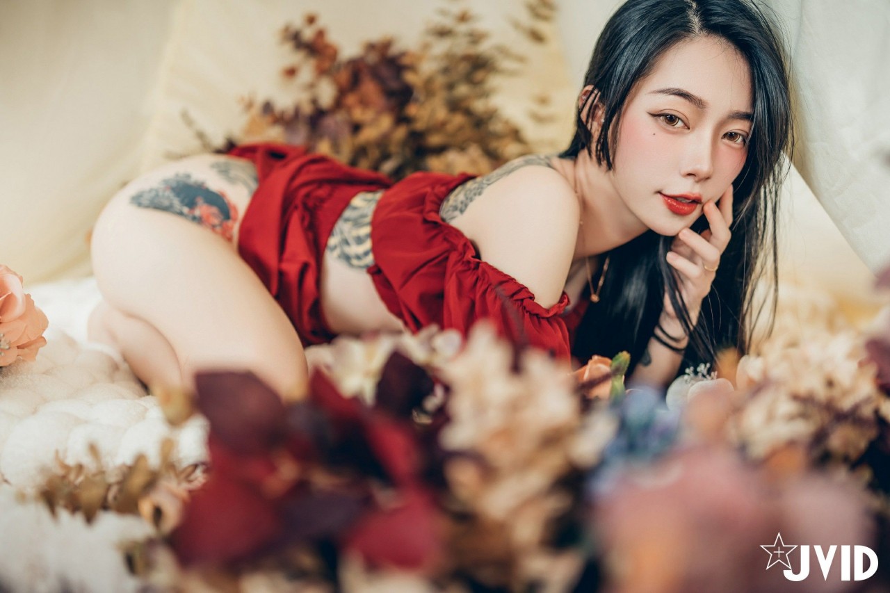 jvid 飄 飄《女神比基尼》美女写真，躺在浴缸场景，尽显性感姿态插图1