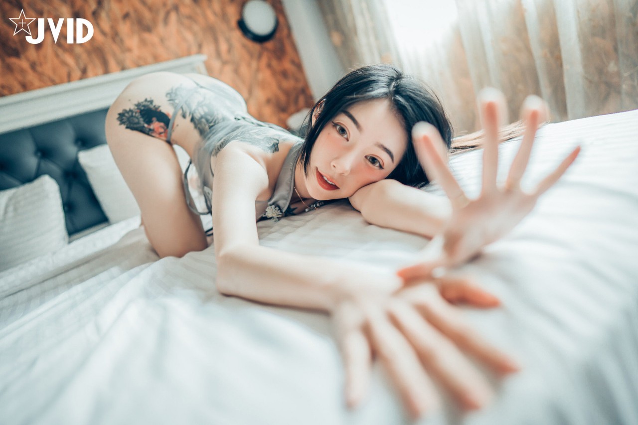 jvid 露出 色色旗袍写真，复古窗边的红衣纹身女孩