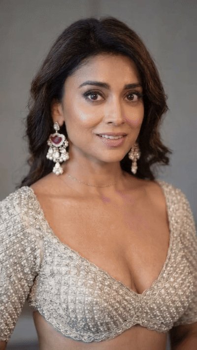 Shriya-Saran-Bustier-Lingerie-Try-On-With-Nip-Flash-Video.gif