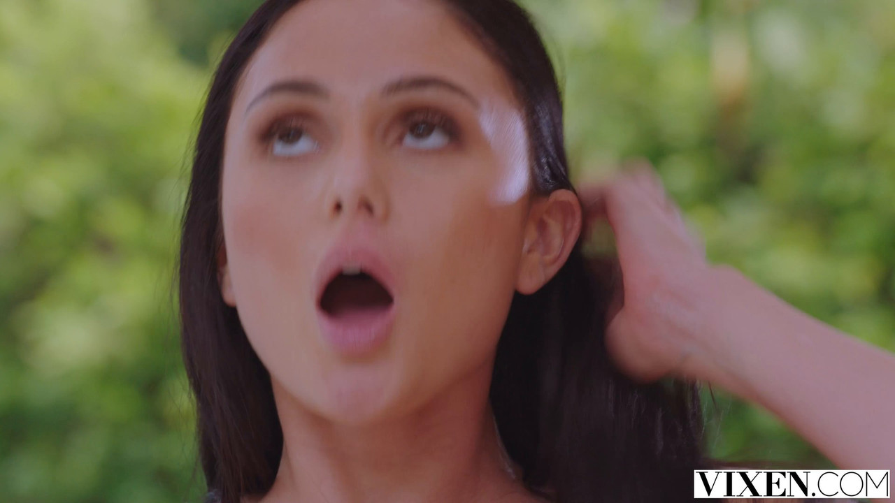 Ariana Marie Emily Willis - Pushed In The Right Direction - VIXEN.mp4.0005