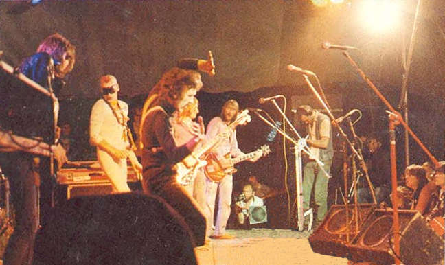 https://i.postimg.cc/9X6wt0MC/hawks-henge84-onstage2.jpg