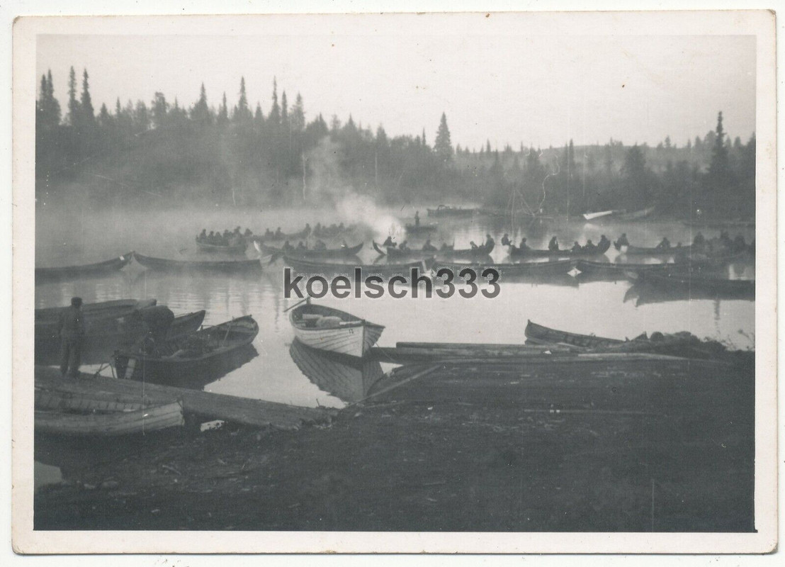 5 Fotos Soldaten in Booten mit PaK Geschütz an der Narwa Front in Estland1