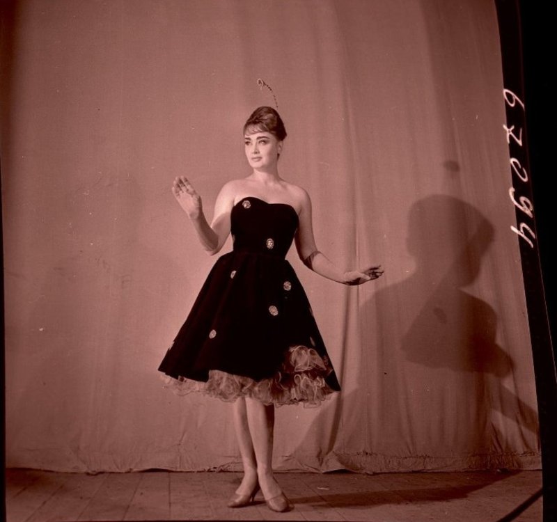 Девушка по-средам image